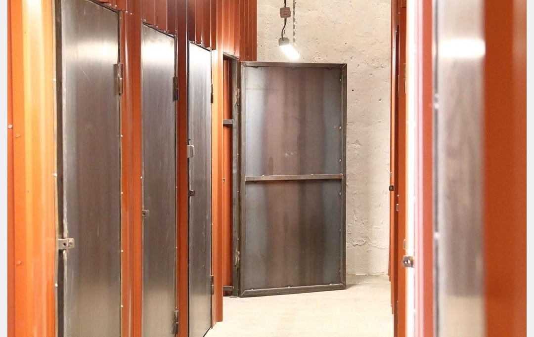Annonces VITROLLES : Garage / Parking | LES PENNES-MIRABEAU (13170) | 5 m2 | 90 &euro; 
